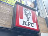 「揚げ物で揚げ物を挟む……！KFCの“暴力的”新作「ダブルダウンフィレバーガー」は背徳感MAXの一品だった」の画像2