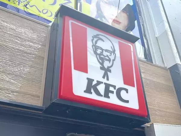 「揚げ物で揚げ物を挟む……！KFCの“暴力的”新作「ダブルダウンフィレバーガー」は背徳感MAXの一品だった」の画像