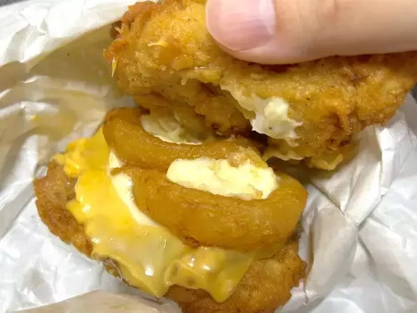 「揚げ物で揚げ物を挟む……！KFCの“暴力的”新作「ダブルダウンフィレバーガー」は背徳感MAXの一品だった」の画像