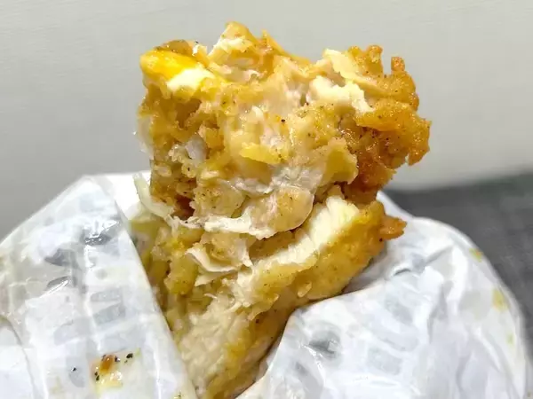 「揚げ物で揚げ物を挟む……！KFCの“暴力的”新作「ダブルダウンフィレバーガー」は背徳感MAXの一品だった」の画像