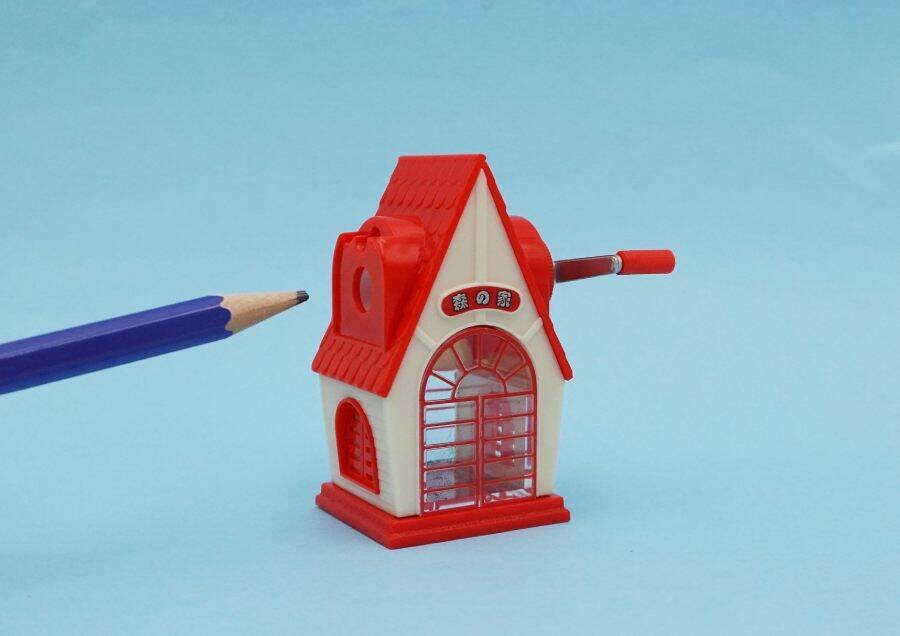 本当に削れるギミック付き　昭和の懐かし文具「えんぴつけずり 森の家」がカプセルトイ化