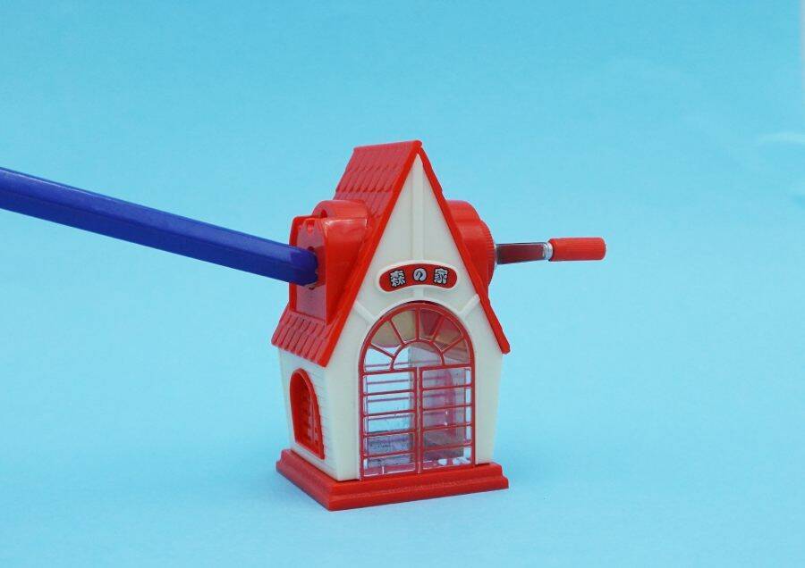 本当に削れるギミック付き　昭和の懐かし文具「えんぴつけずり 森の家」がカプセルトイ化