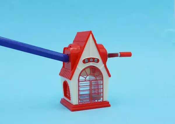 「本当に削れるギミック付き　昭和の懐かし文具「えんぴつけずり 森の家」がカプセルトイ化」の画像