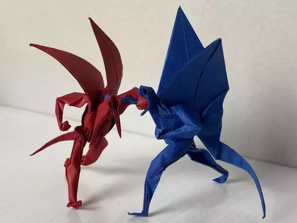 「謎の宇宙人「ツル星人」現る　手足が生えた折り鶴の圧倒的存在感」の画像