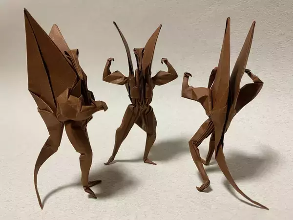 「謎の宇宙人「ツル星人」現る　手足が生えた折り鶴の圧倒的存在感」の画像