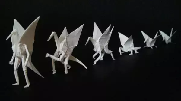 「謎の宇宙人「ツル星人」現る　手足が生えた折り鶴の圧倒的存在感」の画像