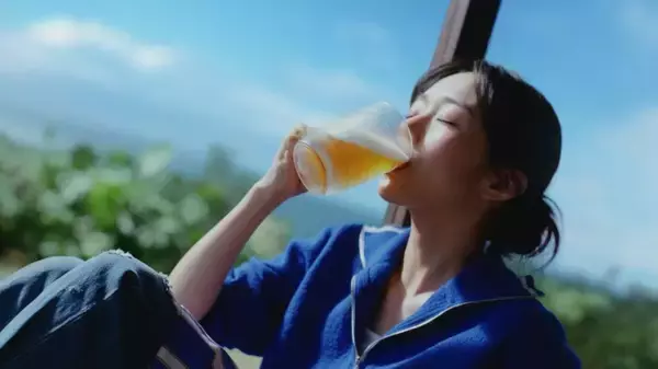 「河合優実、初の酒類CMで豪快な飲みっぷり　「沁みるぜ」に込めた思い」の画像