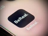 「「BeRealテロ」と呼ばれる情報漏えい問題　銀行事案で見えた“2分投稿”の落とし穴」の画像1