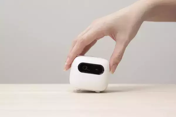 手のひらサイズの小型プロジェクター「CINEMAGE nano」登場