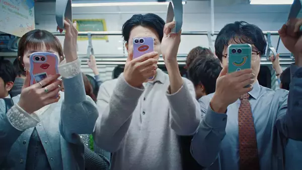 車内で「撮られてるかも？」の不安、4人に1人が経験　山寺宏一が“スマホ”を熱演するソフトバンク新動画公開