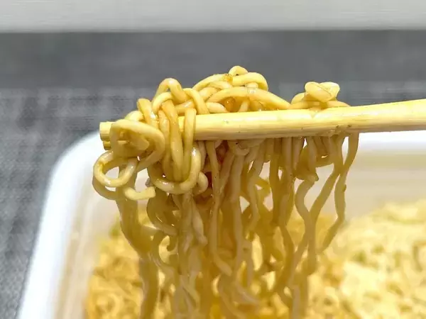 「“すっぱいペヤング”が爆誕！？超大盛りハーフ＆ハーフシリーズ最新作を実食」の画像