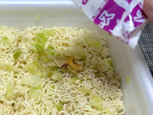 「“すっぱいペヤング”が爆誕！？超大盛りハーフ＆ハーフシリーズ最新作を実食」の画像