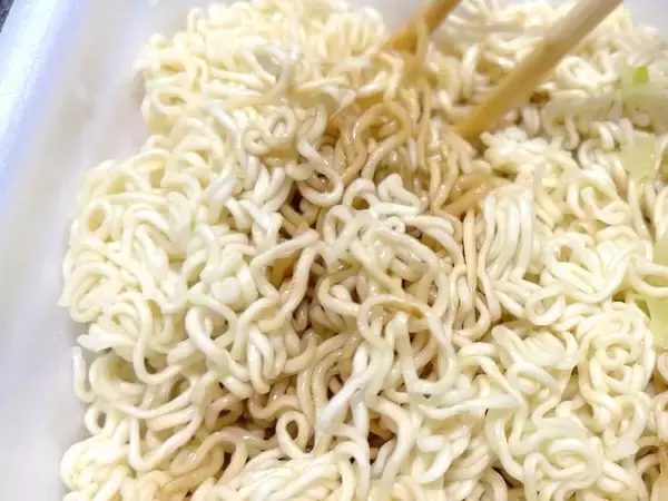 「“すっぱいペヤング”が爆誕！？超大盛りハーフ＆ハーフシリーズ最新作を実食」の画像