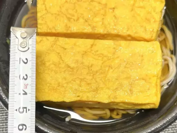 「分厚いだし巻き玉子がそばにドーン！ドンキの“偏愛メシ”新作が密かな夢を叶えてくれた」の画像