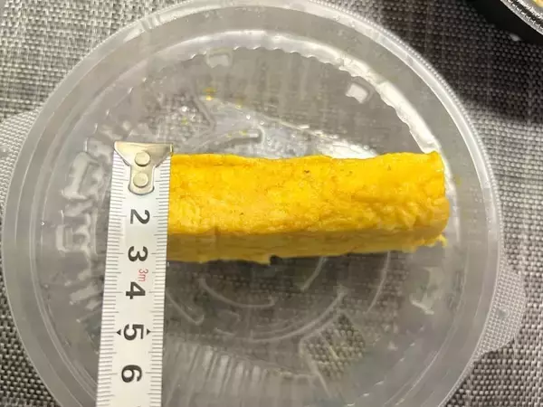 「分厚いだし巻き玉子がそばにドーン！ドンキの“偏愛メシ”新作が密かな夢を叶えてくれた」の画像