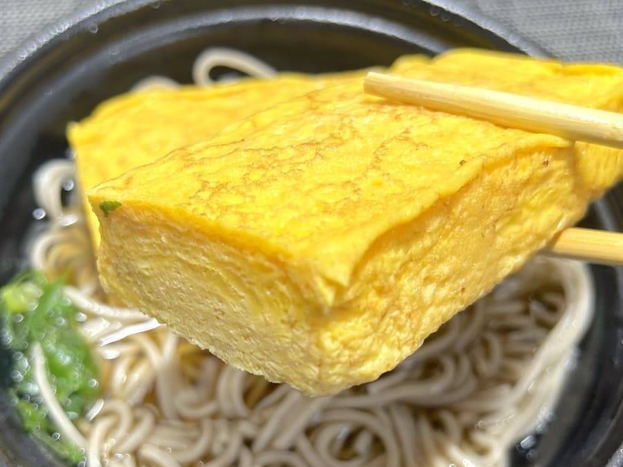 分厚いだし巻き玉子がそばにドーン！ドンキの“偏愛メシ”新作が密かな夢を叶えてくれた
