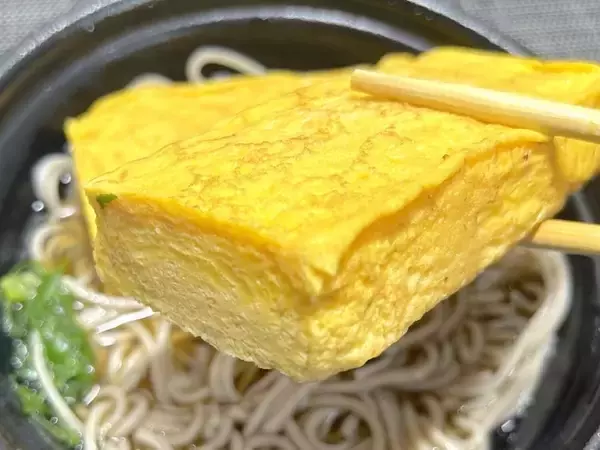 「分厚いだし巻き玉子がそばにドーン！ドンキの“偏愛メシ”新作が密かな夢を叶えてくれた」の画像