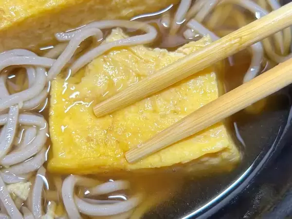 「分厚いだし巻き玉子がそばにドーン！ドンキの“偏愛メシ”新作が密かな夢を叶えてくれた」の画像