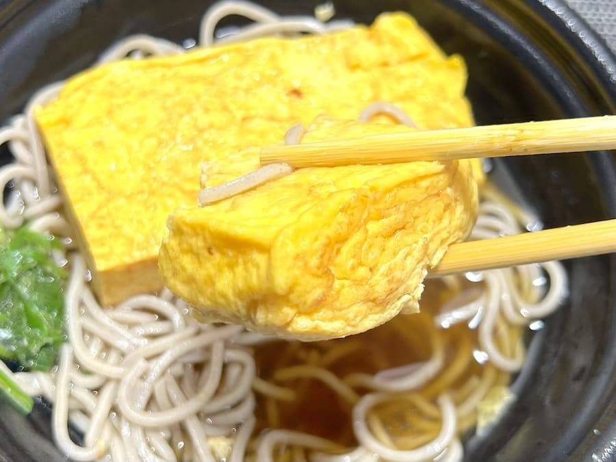 分厚いだし巻き玉子がそばにドーン！ドンキの“偏愛メシ”新作が密かな夢を叶えてくれた