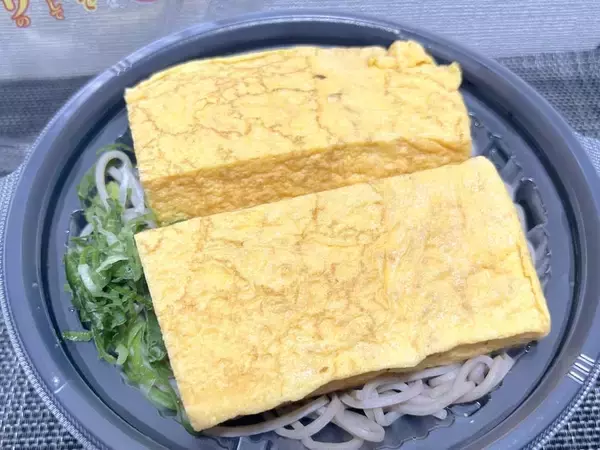 「分厚いだし巻き玉子がそばにドーン！ドンキの“偏愛メシ”新作が密かな夢を叶えてくれた」の画像
