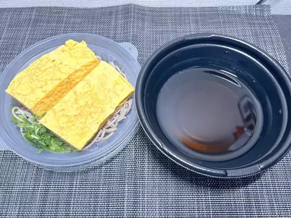 「分厚いだし巻き玉子がそばにドーン！ドンキの“偏愛メシ”新作が密かな夢を叶えてくれた」の画像