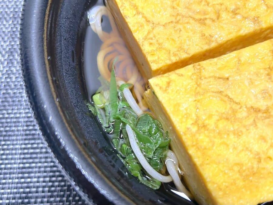 分厚いだし巻き玉子がそばにドーン！ドンキの“偏愛メシ”新作が密かな夢を叶えてくれた