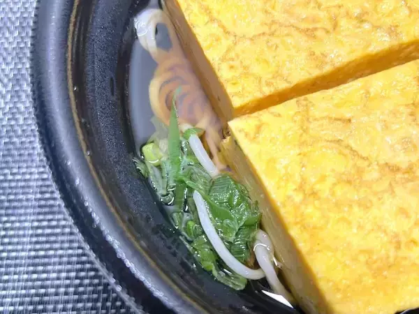 「分厚いだし巻き玉子がそばにドーン！ドンキの“偏愛メシ”新作が密かな夢を叶えてくれた」の画像