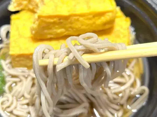 「分厚いだし巻き玉子がそばにドーン！ドンキの“偏愛メシ”新作が密かな夢を叶えてくれた」の画像