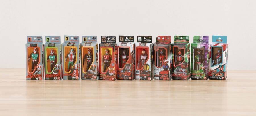 懐かしの“箱入りソフビ”が手のひらサイズに「仮面ライダー ソフビパッケージチャーム＆チョコスナック」発売