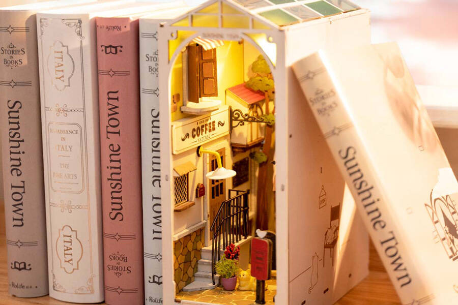 ウッドパズルとミニチュアハウスの要素が楽しめる「つくるんです」より「ブックヌックシリーズ」2種が新発売