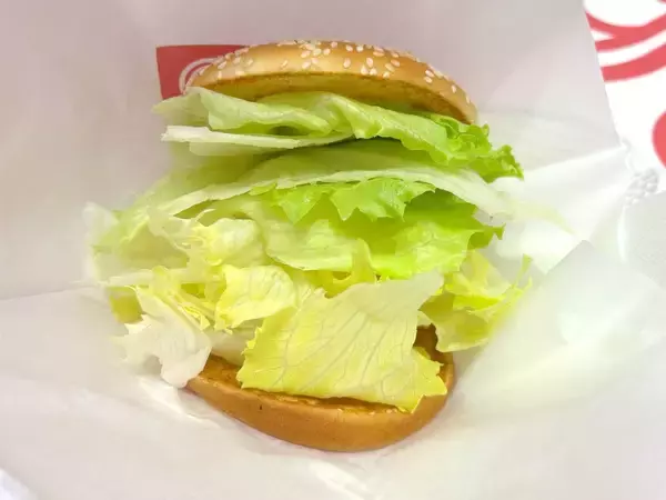 一口目、レタスしか来ない　ドムドム「ほぼレタスバーガー」がとっても緑