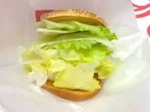 一口目、レタスしか来ない　ドムドム「ほぼレタスバーガー」がとっても緑