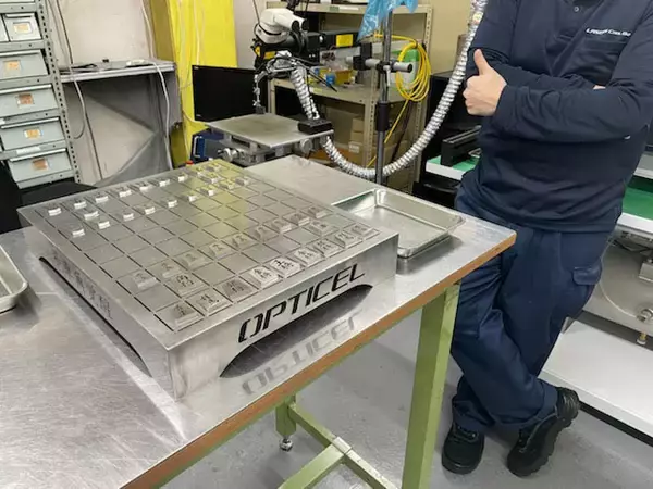 「【プロの戯れ】レーザ加工職人が本気出して作った「金属将棋盤・駒～Chrom Raja～」登場」の画像