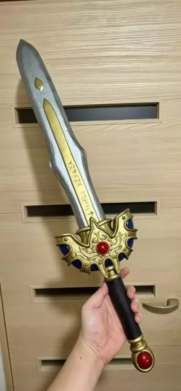 ドラクエ好きの甥っ子へ　造形作家が贈った本気の「ロトの剣」