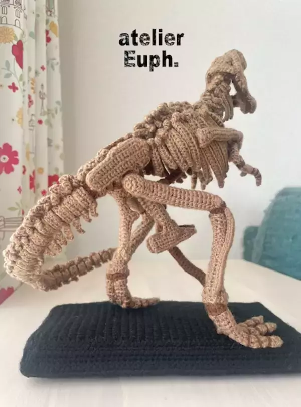 「編み物で骨格標本を再現……？すごすぎて理解が追いつかない「T-REXのあみぐるみ」」の画像
