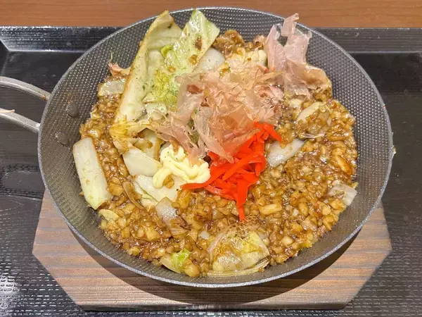 丸亀製麺が放つ“炭水化物×炭水化物”の爆弾「うどんメシ」を実食　見た目は完全にもんじゃ焼き？