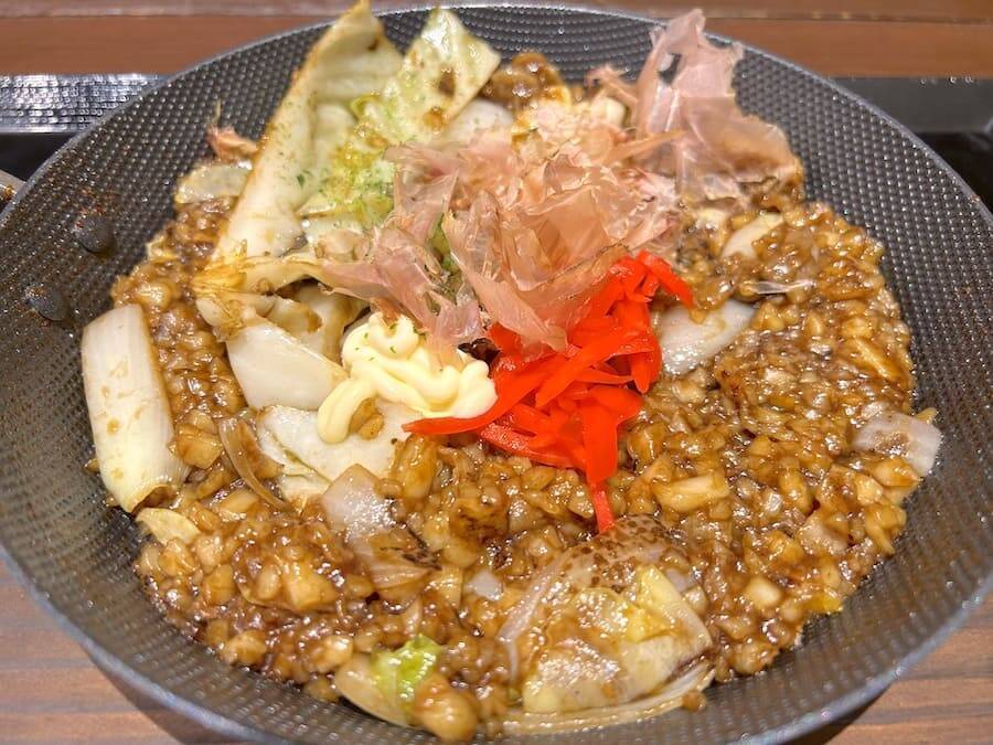 丸亀製麺が放つ“炭水化物×炭水化物”の爆弾「うどんメシ」を実食　見た目は完全にもんじゃ焼き？