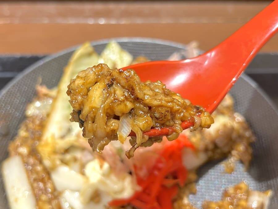 丸亀製麺が放つ“炭水化物×炭水化物”の爆弾「うどんメシ」を実食　見た目は完全にもんじゃ焼き？