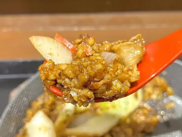 「丸亀製麺が放つ“炭水化物×炭水化物”の爆弾「うどんメシ」を実食　見た目は完全にもんじゃ焼き？」の画像