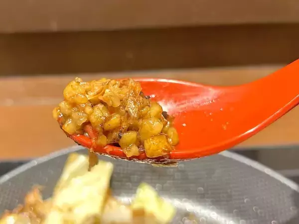 「丸亀製麺が放つ“炭水化物×炭水化物”の爆弾「うどんメシ」を実食　見た目は完全にもんじゃ焼き？」の画像