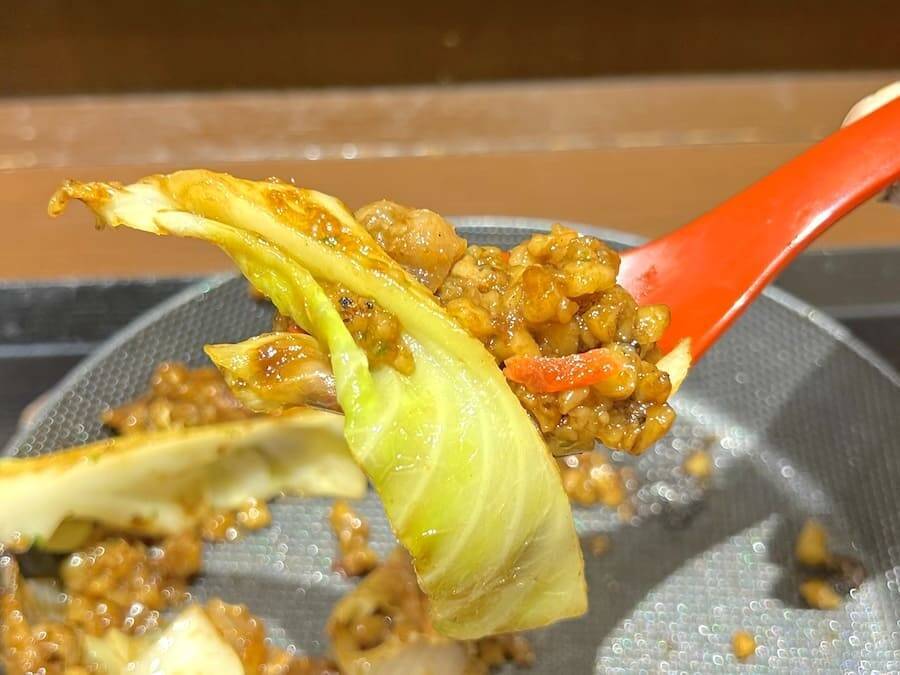 丸亀製麺が放つ“炭水化物×炭水化物”の爆弾「うどんメシ」を実食　見た目は完全にもんじゃ焼き？