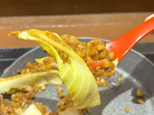 「丸亀製麺が放つ“炭水化物×炭水化物”の爆弾「うどんメシ」を実食　見た目は完全にもんじゃ焼き？」の画像