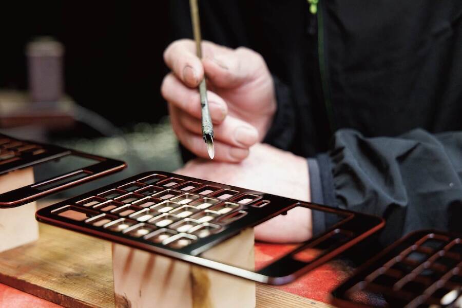 カシオ、1台約10万円の漆塗り電卓を発売　世界限定650台