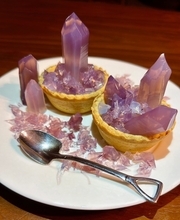 「食べられる鉱物」誕生　透明感までも再現した甘くて美しいアメシスト