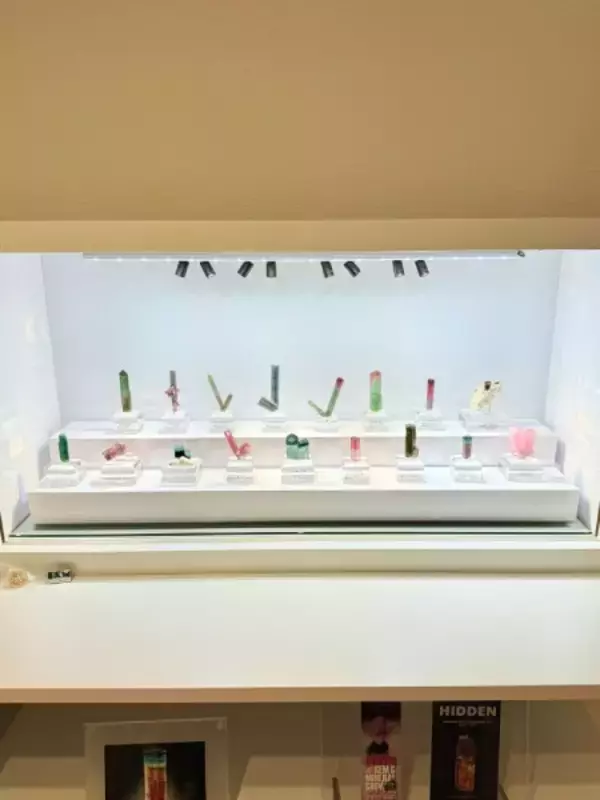 「「食べられる鉱物」誕生　透明感までも再現した甘くて美しいアメシスト」の画像