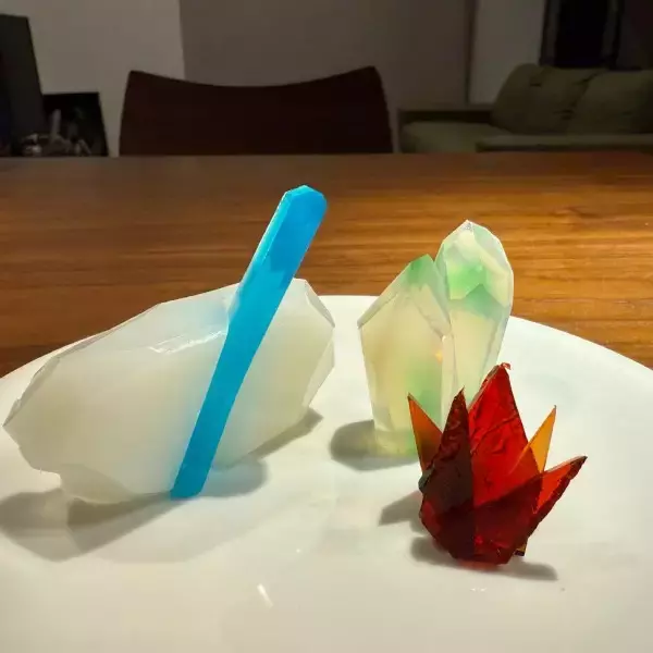 「「食べられる鉱物」誕生　透明感までも再現した甘くて美しいアメシスト」の画像