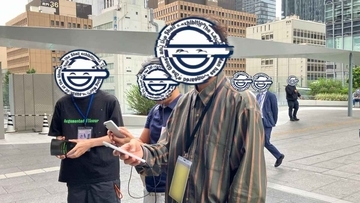 リアルタイムで顔が乗っ取られる！？「攻殻機動隊展」で“笑い男”によるハッキングを再現した鏡が登場