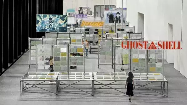 「リアルタイムで顔が乗っ取られる！？「攻殻機動隊展」で“笑い男”によるハッキングを再現した鏡が登場」の画像