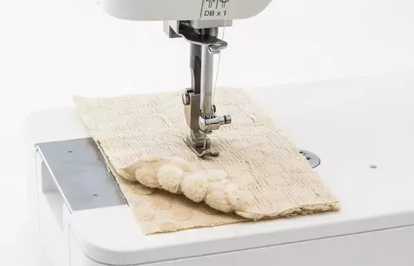 「コスプレ・ハンドメイド界のガチ勢に刺さりそう　ジャノメ、最上位職業用ミシン「エクリュ2000」発売」の画像