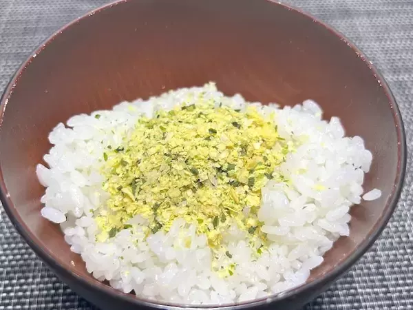 「「のり塩」「カラムーチョ」ふりかけを実食→スナック感覚かと思いきや予想外に“ご飯泥棒”だった」の画像